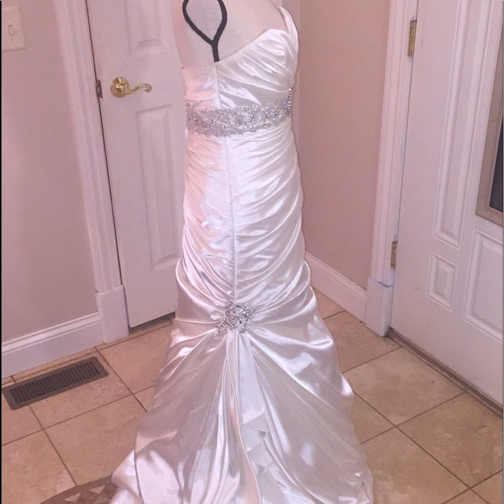 Maggie sottero Midgley couture size 12 sample wedding dress from Kleinfeld - Picture 3 of 8